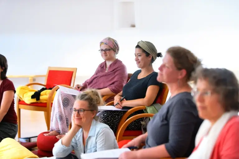 Gruppe im Seminarraum beim Zuhören