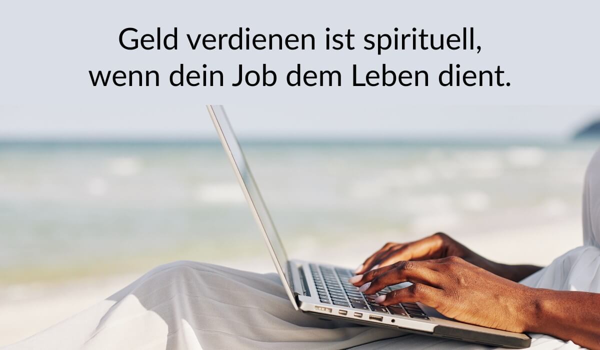 Person arbeitet mit Laptop am Strand