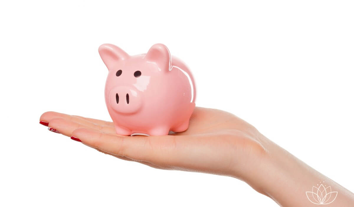 Hand, die ein Sparschwein hält