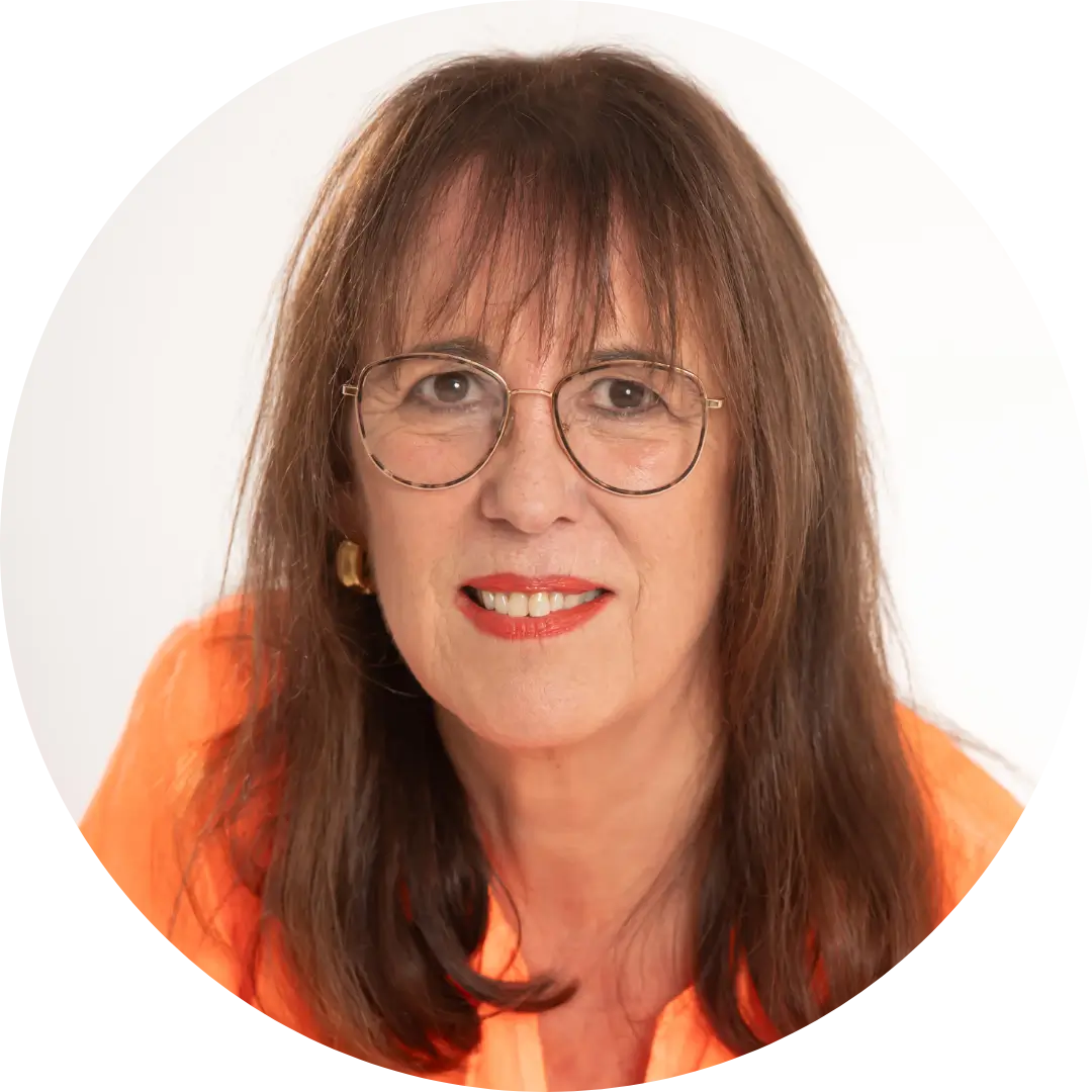 Porträt einer freundlichen Frau mit Brille, das Achtsamkeit und innere Ruhe symbolisiert