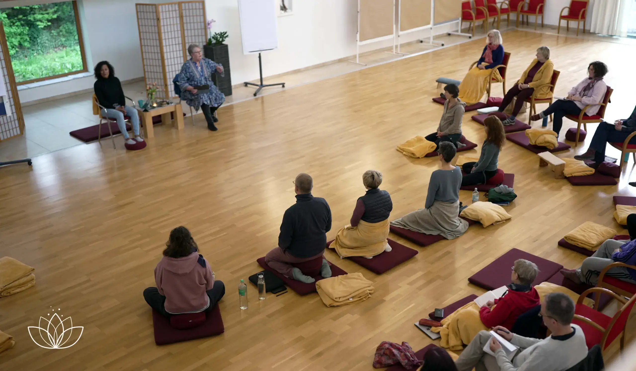 Teilnehmende der TARA Achtsamkeitstrainer-Ausbildung im Kursraum während einer Übung
