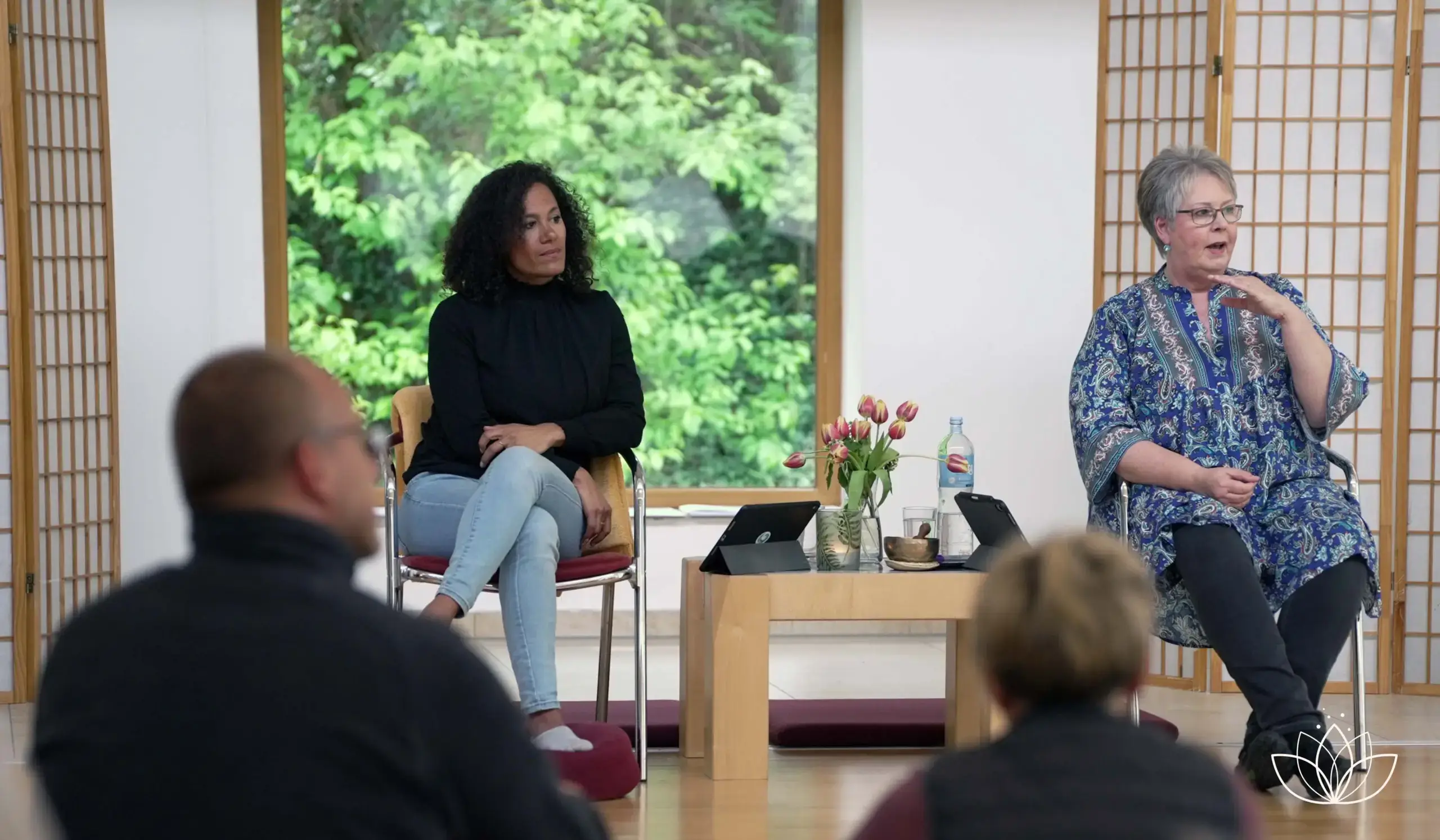 Doris Kirch und Ingrid Berger im Gespräch mit einer Teilnehmerin während der TARA Achtsamkeitstrainer-Ausbildung