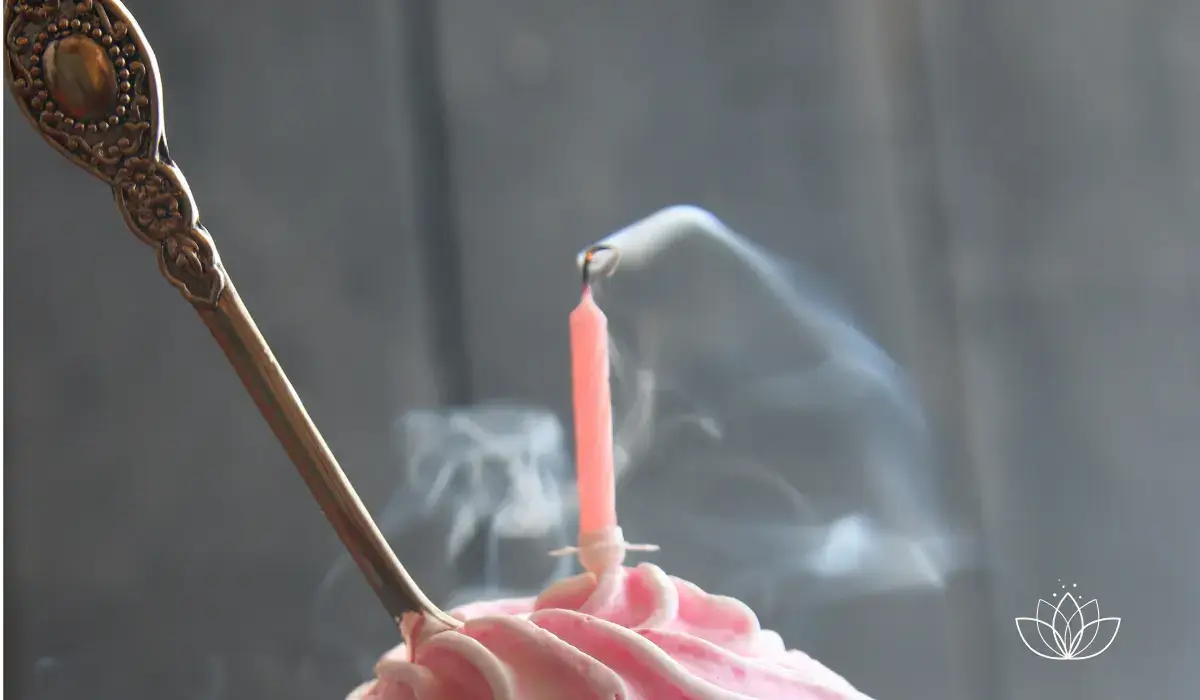 Ausgeblasene Geburtstagskerze mit Rauchfahne auf einer Torte – Symbolbild für achtsamen Umgang mit Enttäuschung am eigenen Geburtstag