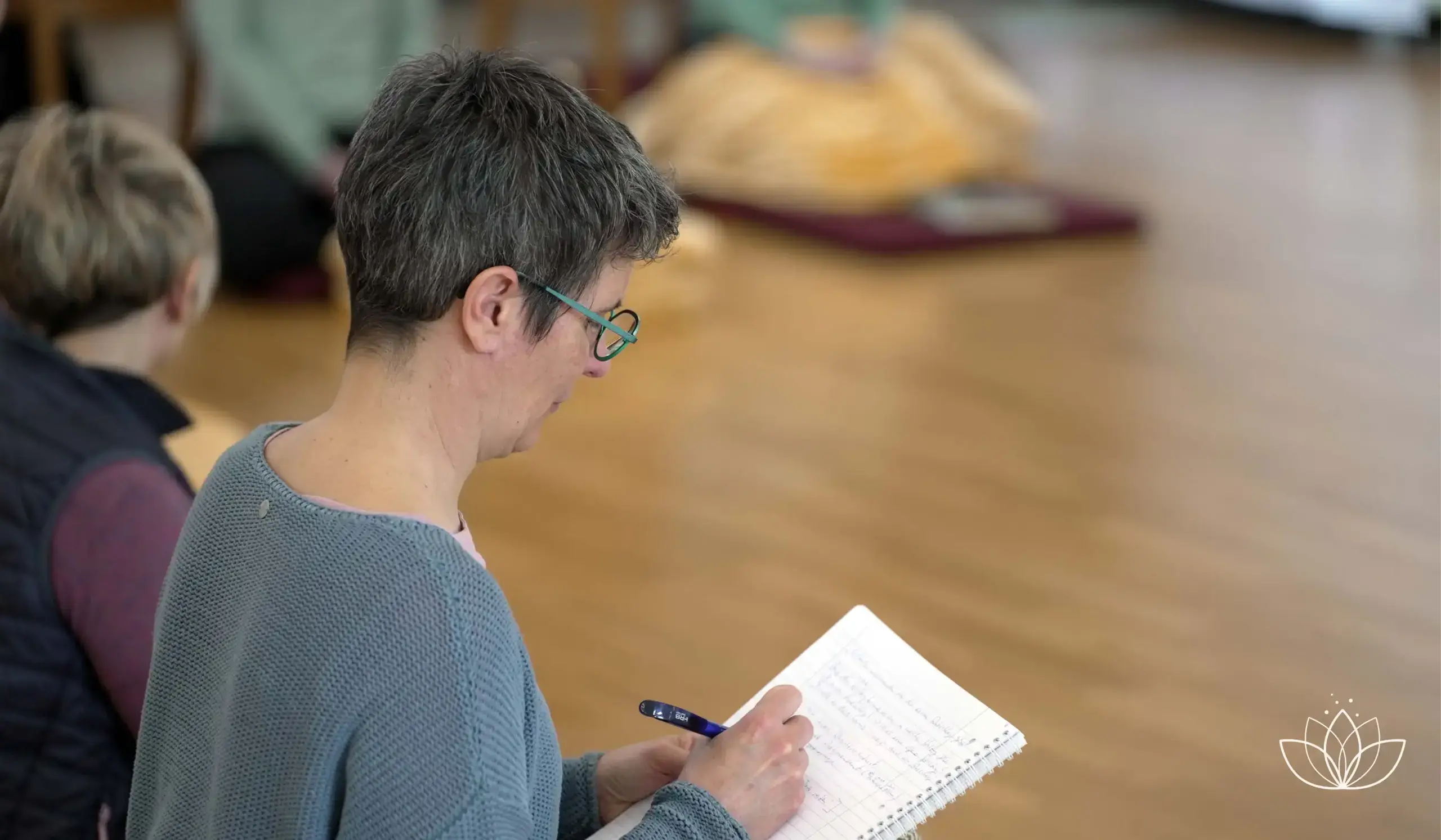 Teilnehmerin der TARA-Achtsamkeitstrainer-Ausbildung schreibt in ihr Notizbuch